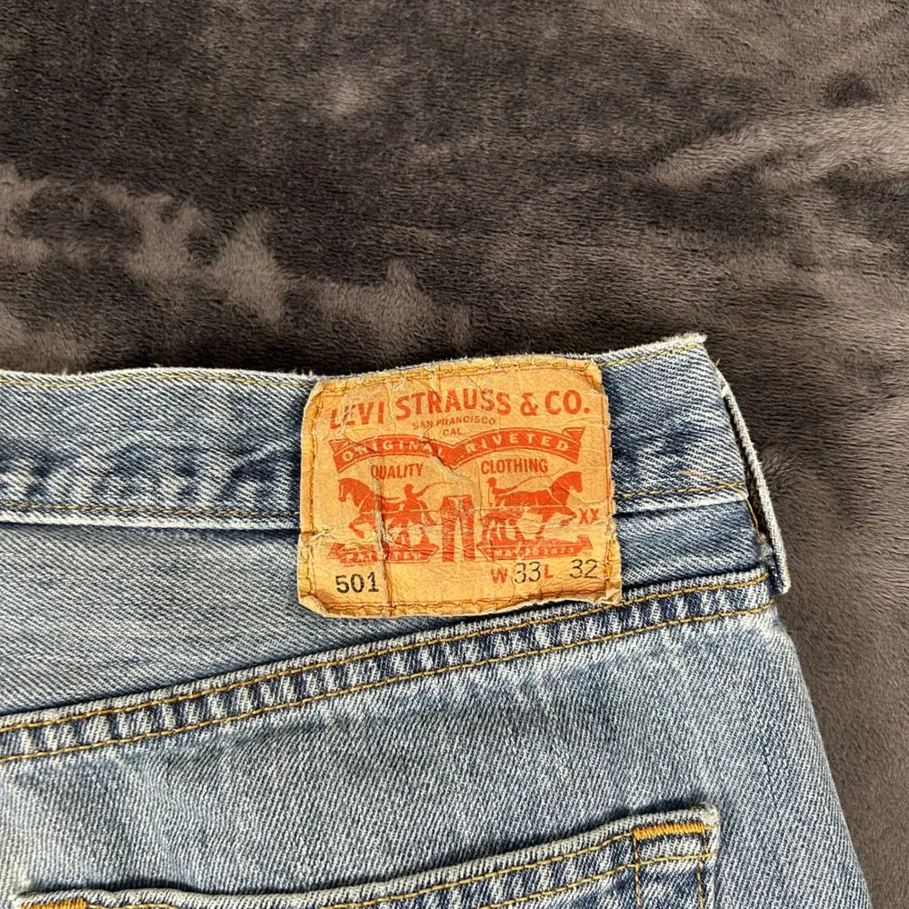 Levi's 501 Original Fit Jeans Mens 33x32 Light Wash Blue Button Fly Straight Leg